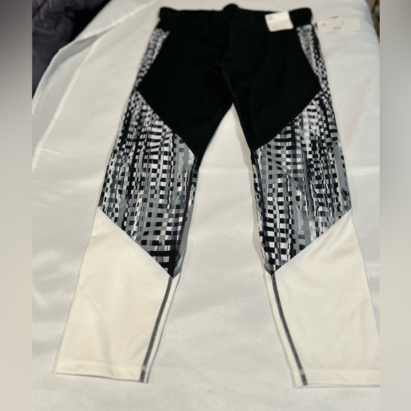 Brand new GapFit leggings high rise fitted through the leg in black,white, gray. - Picture 3 of 12